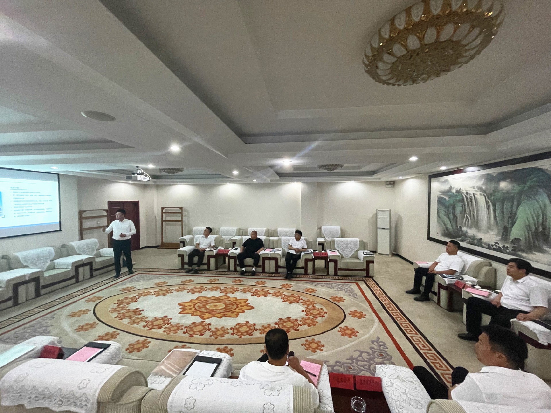 西朗电气工业集团董事长韩川一行到文安县就项目合作进行考察调研